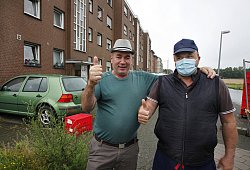 Das Ende der Quarantäne und die wiedergewonnene Bewegungsfreiheit am Sürenheider Zollhausweg wird mit Jubel begrüßt. - Roland Thöring