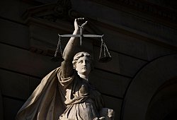 Vor einem Justizgebäude steht die Statue der Justitia - Stefan Puchner/dpa/dpa-tmn