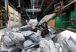 Internationales Postzentrum (IPZ) am Frankfurter Flughafen - Hannes P Albert/dpa