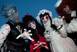 Personen sind zu Halloween verkleidet - Klaus-Dietmar Gabbert/dpa-tmn