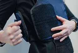 Schutzwesten für Gerichtsvollzieher - Marius Becker/dpa