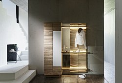 Ein Schrank mit Spiegel und Beleuchtung im Flur - Voglauer/DGM/dpa-tmn