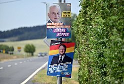 Plakate - Martin Schutt/dpa