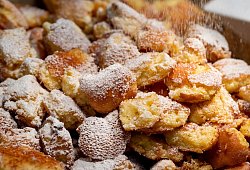 Kaiserschmarrn, der mit Puderzucker best&auml;ubt wird - Nico Tapia/dpa-tmn