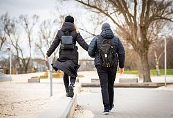 Spazierg&auml;nger durchqueren bei tr&uuml;bem Wetter einen Park - Moritz Frankenberg/dpa/dpa-tmn