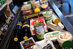 Lebensmittel liegen in einem Supermarkt an der Kasse auf dem Band - Sven Hoppe/dpa/dpa-tmn
