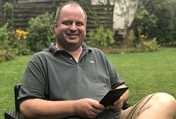 Arne Brand im Garten - Till Brand