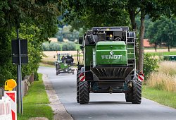 Landwirt fährt mit seinem Mähdrescher auf einer Landstraße - Philipp Schulze/dpa/dpa-tmn
