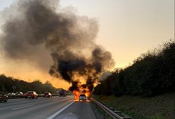 Brennendes Fahrzeug auf der A 2 - Polizei Bielefeld