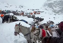 Wanderer am Mount Everest durch Schneefall eingeschlossen - Lingsuiye/Xinhua/dpa