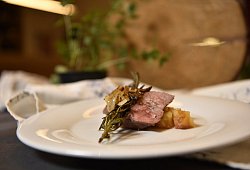 Steckrüben-Kartoffel-Püree mit Lammlachs. - Vera Gerstendorf-Welle