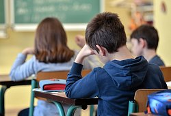 Mehrere Schulkinder im Klassenzimmer - Patrick Pleul/ZB/dpa