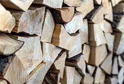 Gestapeltes Kaminholz - Daniel Maurer/dpa-tmn