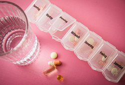 Wochendispenser mit Tabletten - Christin Klose/dpa-tmn