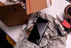 Ein Smartphone wird für den Verkauf verpackt - Christin Klose/dpa-tmn