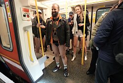 &laquo;No Trousers Tube Ride&raquo;: Ohne Hose in U-Bahnen in London - Stefan Rousseau/PA Wire/dpa