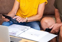 Zwei Senioren überprüfen ihre Finanzen - Benjamin Nolte/dpa-tmn