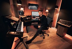 In seinem Tonstudio - Steffen Ohlheiser