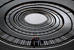 Eine Frau steht in einem Treppenhaus - Julian Stratenschulte/dpa/dpa-tmn
