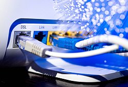 Netzwerkkabel stecken in einem Router - Sina Schuldt/dpa/dpa-tmn