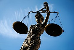 Eine Statue der Justitia h&auml;lt eine Waage in der Hand - David-Wolfgang Ebener/dpa