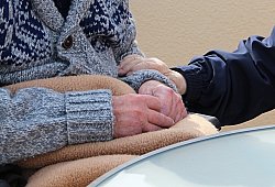 Für Pflegebedürftige gelten besondere Schutzmaßnahmen. - Gundula Vogel/ Pixabay