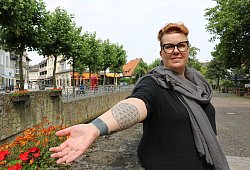 Wird bald übertätowiert: Die missglückte Lebensblume und das schwarze Band prangen unter anderem auf Tatjana Schuls Arm. Ein Cover-Up soll her. - Archivfoto: Alexandra Schaller