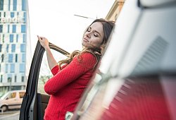 Frau macht während der Autofahrt eine Pause - Christin Klose/dpa-tmn