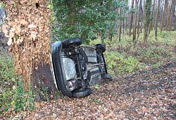 Unfall: An der Pivitsheider Straße überschlägt sich ein Fiat Punto. - Cordula Gröne