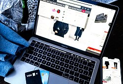 Verschiedene Online-Shops sind auf einem Laptop geöffnet - Sina Schuldt/dpa/dpa-tmn