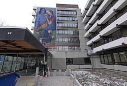 Großprojekt: Schritt für Schritt wird die ehemalige Lippe-Klinik zum Mahameru. Die Küche (unten rechts) ist schon so gut wie fertig. Das große Wandgemälde entstand 2018 beim Xperience-Festival. Es stellt das hinduistischen Götterpaar Radha und Krischna dar und symbolisiert Freude und Liebe. - Jost Wolf