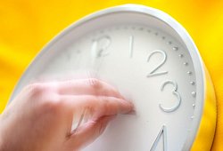 Eine Uhr wird umgestellt - Sina Schuldt/dpa/dpa-tmn