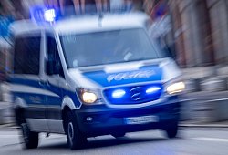 Einsatzfahrzeug der Polizei fährt mit Blaulicht durch Innenstadt - Jens Büttner/dpa/dpa-tmn