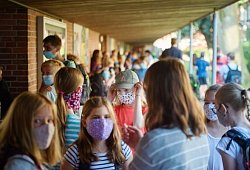 Zwei Coronafälle an Grundschulen in Detmold - Gregor Fischer/dpa