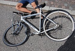 Symbolbild: Eine Person liegt auf dem Gehweg neben seinem kaputten Fahrrad. - Symbolbild Pixabay