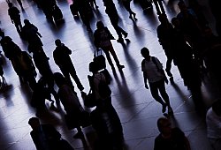Silhouetten von Passanten im Hauptbahnhof in München - Nicolas Armer/dpa/dpa-tmn