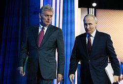 Putin und sein Pressesprecher Peskow - Mikhail Metzel/Pool Sputnik Kremlin/dpa