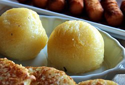 Kartoffelkl&ouml;&szlig;e sind auf einem Teller zu sehen - Mascha Brichta/dpa-tmn