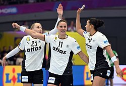 Annika Lott, Xenia Smits und Aimée von Pereira (v.l.n.r.) - Federico Gambarini/dpa