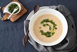 Suppe von ofengeröstetem Blumenkohl mit Salsa Verde - Julia uehren/loeffelgenuss.de/dpa-tmn
