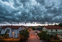 Ein Unwetter zieht über ein Wohngebiet - Armin Weigel/dpa