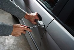 Ein Auto wird aufgebrochen - Pixabay