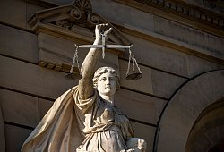 Vor einem Gerichtsgeb&auml;ude steht die Statue einer Justitia - Stefan Puchner/dpa/dpa-tmn