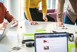 Kollegen in einem Meeting - Zacharie Scheurer/dpa-tmn