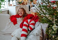 Mädchen lacht voller Vorfreude während der Weihnachtszeit - Maria Diachenko/Westend61/dpa-tmn