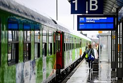 Fahrgäste des Alpen-Sylt-Nachtexpress von Sylt nach Salzburg - Axel Heimken/dpa