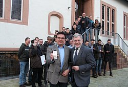 Die am Projekt beteiligten Studenten testen das WLAN, w&auml;hrend sich Professor J&uuml;rgen Jasperneite (Leiter bei Fraunhofer, vorne links) und B&uuml;rgermeister Dr. Reiner Austermann &uuml;ber die Digitalisierung der Stadt freuen. - Nadine Uphoff
