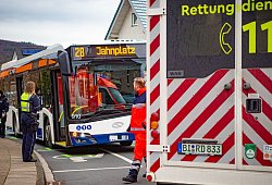 Polizei und Rettungskräfte sind wegen eines Bus-Unfalls im Einsatz. - Mike-Dennis Müller