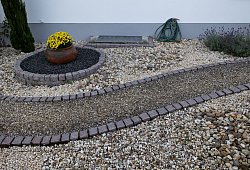 Schottergarten vor einem Haus - Hannes P. Albert/dpa/dpa-tmn