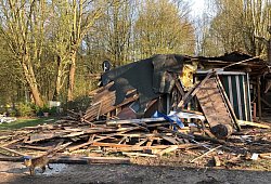 Die zum Teil abgerissene Parzelle des mutmaßlichen Täters auf dem Campingplatz Eichwald. - Silke Buhrmester